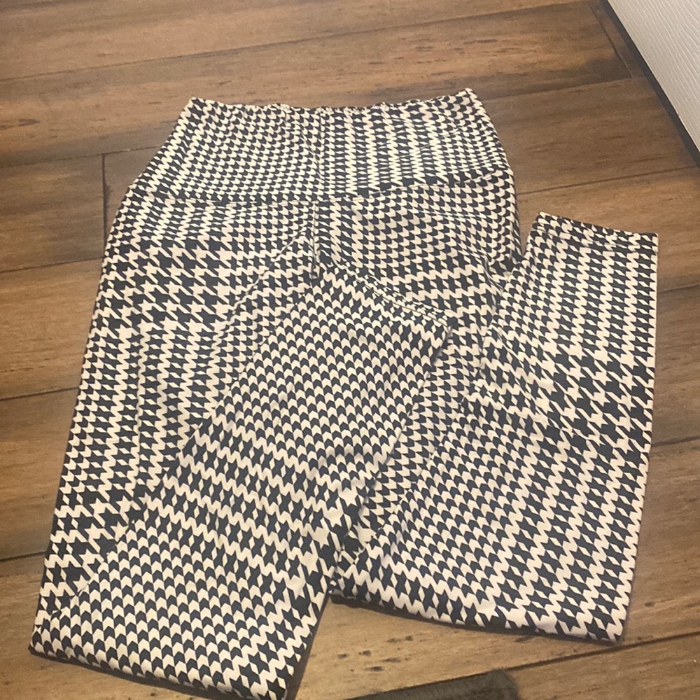 One size super leggings black and white very comfortable and pretty